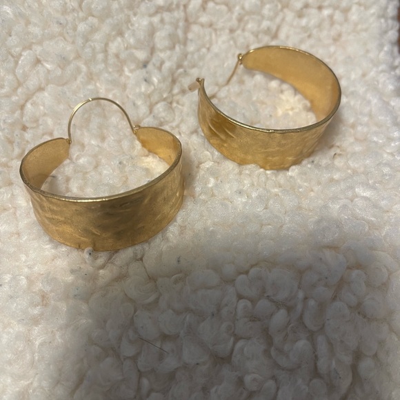 Zara gold earrings. - Picture 2 of 4